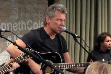 La banda sorprendió a Jon Bon Jovi al interpretar 'Livin' on a prayer', a quienes se unió para cantarla.
