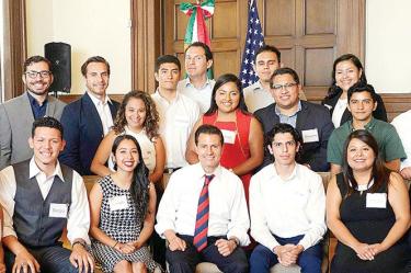 Antes de concluir su visita, Enrique Peña Nieto sostuvo un encuentro con jóvenes de origen mexicano conocidos como “dreamers”. Foto: Especial