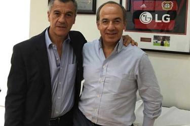 Intervienen quirúrgicamente al expresidente Felipe Calderón por una lesión que se hizo jugando futbol. @FelipeCalderon
