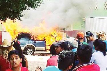 PROTESTA. Pobladores de Mártir de Cuilapan exigieron la renuncia de la presidenta municipal con la quema de su camioneta. Foto: Cortesía Quadratín