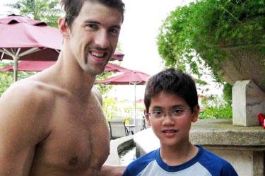 Esta es la fotografía que en 2008 Schooling pidió a Phelps. Ahora, el estadunidense se acercó a felicitar al de Singapur por ganar el oro en los 100 metros mariposa (Especial)