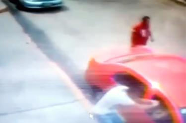 Los familiares logran sacar a su bebé antes de que los delincuentes roben el automóvil.