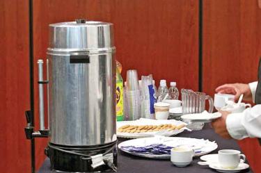 CAFÉ Y GALLETAS. El Senado suele gastar millones de pesos en este tipo de alimentos. Foto: Héctor López/Archivo