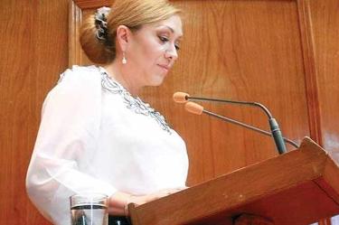 Ana María Balderas, alcaldesa de Atizapán, autorizó 900 mil pesos para la remodelación de sus oficinas. Foto: Tomada de Twitter @AnaBalderasT