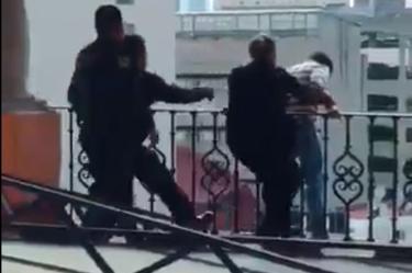 Video: Así la policía impidió un suicidio en el Centro