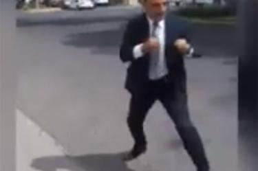 El hombre identificado como director del Centro Educativo Puebla fue cesado después de que se divulgara el video donde intenta golpear a un sujeto 