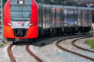 Cuenta con 31 estaciones, muchas de ellas con conexiones al renovado sistema de metro