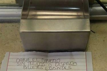Aquí el mensaje que mostró en cajas un sujeto para robar 3 mil pesos (Foto vía @yadithvaldez)