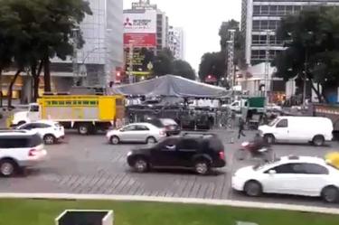 El tránsito vehicular se encuentra afectado, debido al montaje de un templete en inmediaciones al  Monumento a la Independencia.