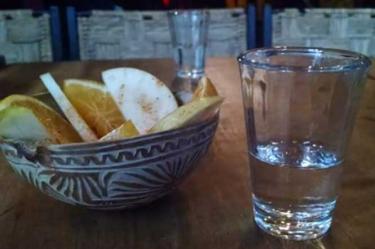 En el recorrido se ofrecen degustaciones de más 100 tipos de mezcal. Foto: @turibus