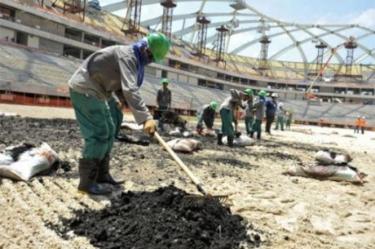 De acuerdo con el estudio encargado por el gobierno catarí a un bufete de abogados en 2013, docenas de trabajadores habían fallecido en la construcción de los estadios. (AP)