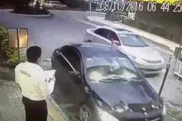 El crimen fue realizado el pasado sábado, pero en ese momento no se supo quién era el hombre asesinado a la entrada de una colonia privada. Imagen tomada de video en YouTube