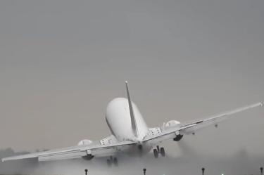 En el video filmado por el usuario de YouTube Radko Našinec muestra cómo en el aeropuerto Václav Havel de Praga, en la República Checa, se rozó la tragedia.