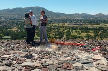 La esposa del fallecido, identificado como Seiler Eckhard, informó a personal de emergencias que éste sufría problemas cardiacos.