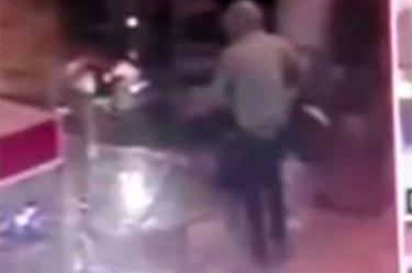 Delincuentes irrumpieron en la tienda departamental de Lomas Verdes y sustrajeron mercancía diversa.