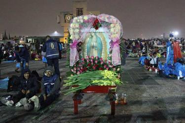 Peregrinos procedentes de Atlacomulco, Estado de México llegan a la Basílica de Guadalupe. Foto: Twitter @INBGuadalupe