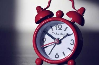 El reloj debe atrasarse el último domingo de octubre, cuando inicia el Horario de Invierno. Foto: Pixabay
