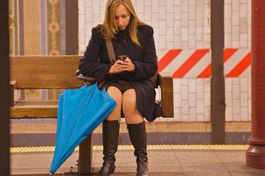 La postura que utilizamos al usar los smartphones y tablets es una de las más dañinas para la salud.