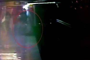 El agresor avienta por la espalda a la mujer y después la lanza hacia las vías del Metro. 