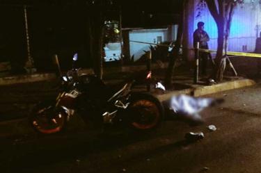 En el lugar del percance se presentó un hombre, quien señaló que minutos antes fue desapoderado de la moto a la altura de la avenida Vasco de Quiroga. Foto @alertasurbanas