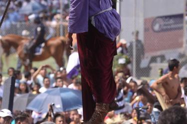 De acuerdo con testigos, el joven se encontraba atado del cuello a un árbol y parado sobre un bote, sin embargo, perdió el equilibrio, y se ahorcó accidentalmente. 