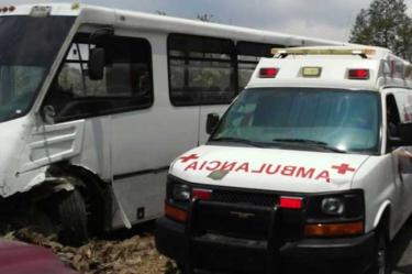 Esta mañana un camión de pasajeros se accidentó sobre la carretera Joquicingo- Malinalco, siete personas quedaron lesionadas. Foto tomada de Quadratín