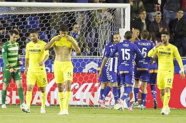 El Villarreal no pudo sacar puntos en su visita al Alavés (Fotos: EFE)