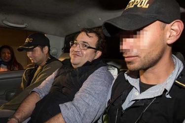 Javier Duarte abordo de un vehículo oficial de Guatemala tras ser arrestado.
