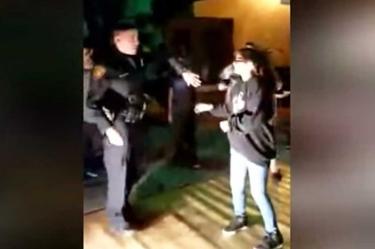 El oficial de San Antonio, Juan Carlos Bruno, bailando con la hija de Leslie Sapp.
