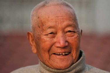 Escaló el Everest en mayo de 2008, cuando tenía 76 años. En ese momento se volvió el escalador más viejo en llegar a la cima, récord que rompió el japonés Yuichiro Miura, de 80 años en 2013. 
