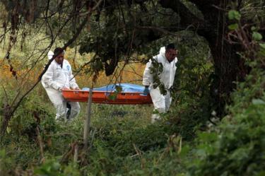  La mañana de este viernes, autoridades hallaron el cuerpo de quien fue identificado como Gerardo J G, de 20 años de edad.