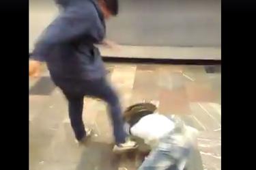 Un presunto abusador fue sorprendido por un hombre que le propinó una serie de patadas, los hechos ocurrieron en el Metro Popotla. Foto Especial