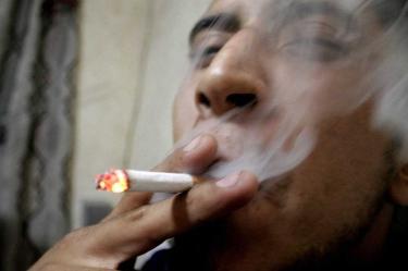 Un joven fumando tabaco en Veracruz.