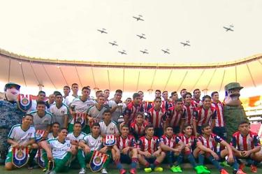 Las autoridades entregaron la Copa del triunfo a Chivas, pero sin duda México ganó. (@SEDENAmx)