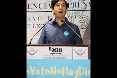 El diputado independiente de Jalisco, Pedro Kumamoto, en una conferencia sobre el #SinVotoNoHayDinero.