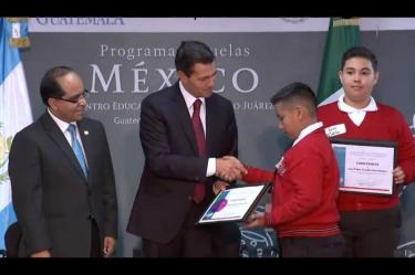 El presidente Enrique Peña Nieto entregó reconocimientos a niños ganadores de concursos “Mejor Aprovechamiento” y “Pintura infantil”.