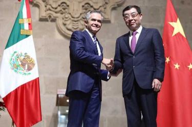 El mandatario local señaló que nuestro país está obligado a voltear a nuevos mercados, emprender nuevos lazos económicos y fortalecer los ya existentes. Foto @ManceraMiguelMX