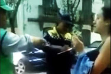La mujer tenía un boleto en su camioneta que vencía a las 11:40 y ella llegó a las 11:43 a tratar de colocar un nuevo ticket. Foto Especial