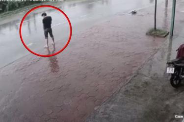 El destino le mostró que no era buena idea orinar a media calle.