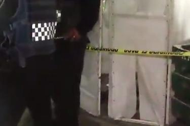 Agentes de la Secretaría de Seguridad Pública capitalina acudieron al sitio para acordonar la escena y ocultar el cadáver con un biombo.