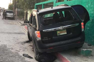 Los presuntos criminales portaban chalecos tácticos, armas largas y cargadores abastecidos.