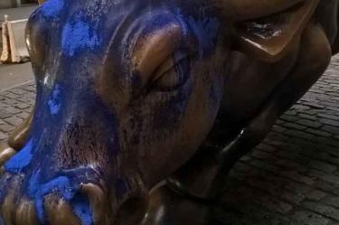 El toro también fue manchado con pintura azul en el 2008. La estatua fue instalada en 1989 por el escultor Arturo Di Modica.