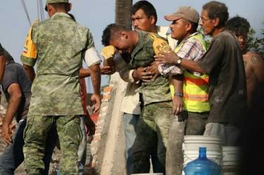 El soldado Moctezuma Luis Hernández rompió en llanto tras rescatar llos cuerops sin vida de una mujer y una niña en Morelos.