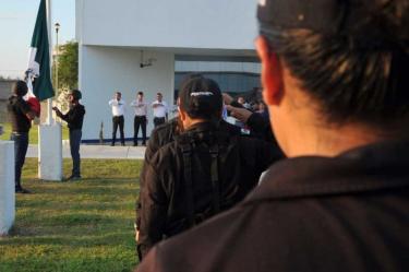 Elementos de la SSP de Tamaulipas en honores a la bandera.