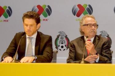 Alejandro Irraragorri, presidente de Santos e integrante del Comité de de Comercialización, explicó los acuerdos a los que se llegaron en la asamblea extraordinaria de la Liga MX, acompañado por Decio de María, presidente de la Federación Mexicana de Futbol (Foto: @FMF)