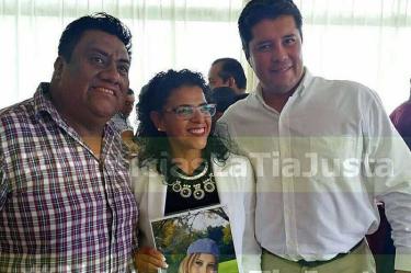 La activista Arely Salcedo (centro) tras firmar el Acuerdo Nacional de Morena, en Veracruz.