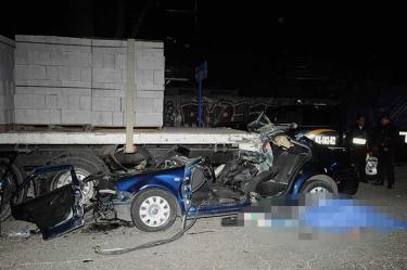 El auto Jetta azul en el que viajaban dos jóvenes chocó contra un camión que se encontraba estacionado en Periférico. Foto: Cuartoscuro