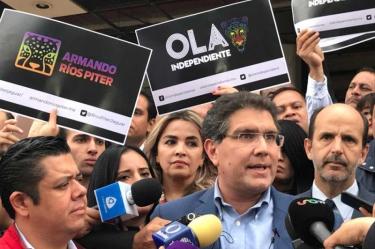 El senador Armando Ríos Piter, al salir del INE tras registrarse como aspirante a una candidatura independiente para 2018.