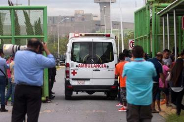 Familiares de los reclusos en el penal de Cadereyta esperan información de las víctimas de los desmanes en el lugar.