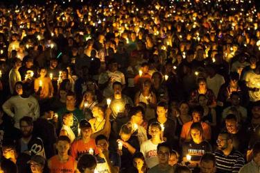Con velas, se han recordado a las víctimas de tragedias en diversos puntos del mundo.